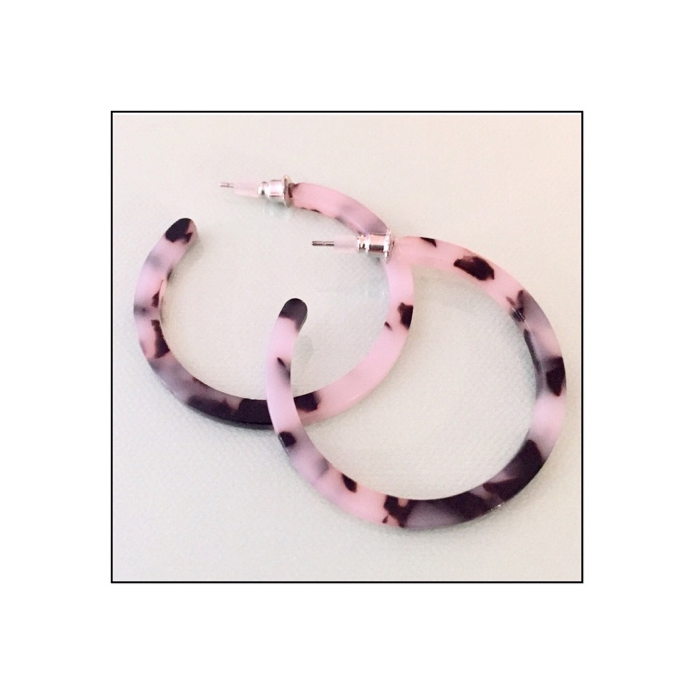 New Tortoise Pattern Hoop Earrings in Blush Tone - Picture 3 of 11
